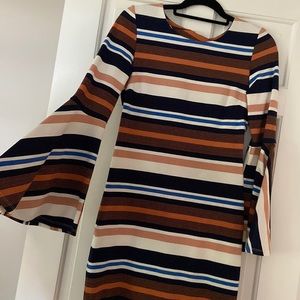 Bell sleeves fitted dress